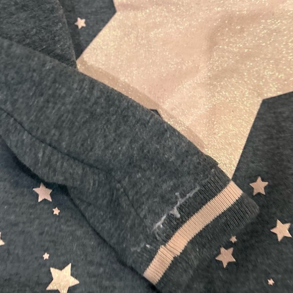 💫GUESS Baby's Long Sleeves Hooded Sweater w/heart Graphic - Picture 6 of 9